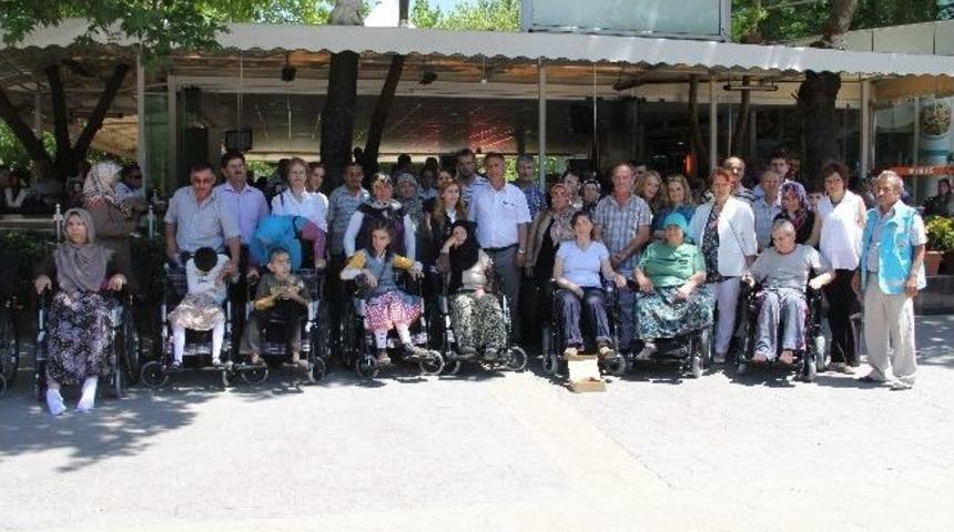 Engelli Vatandaşlara Tekerlekli Sandalye Dağıtıldı