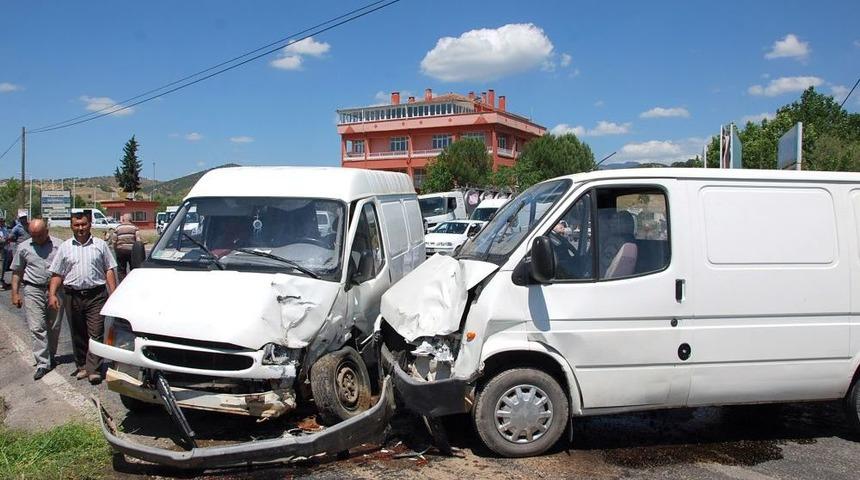Sındırgı&rsquo;da Trafik Kazası: 3 Yaralı
