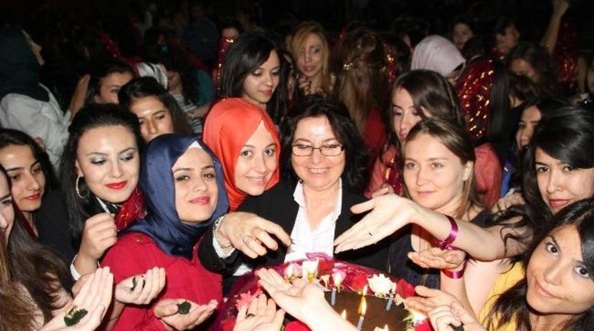 Yurtlarına Kınalı Veda