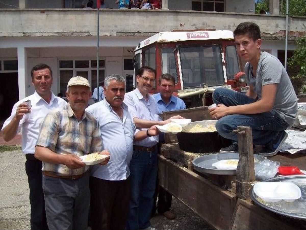 Kızılelma K&ouml;y&uuml;nde Hayır Yemeği D&uuml;zenlendi