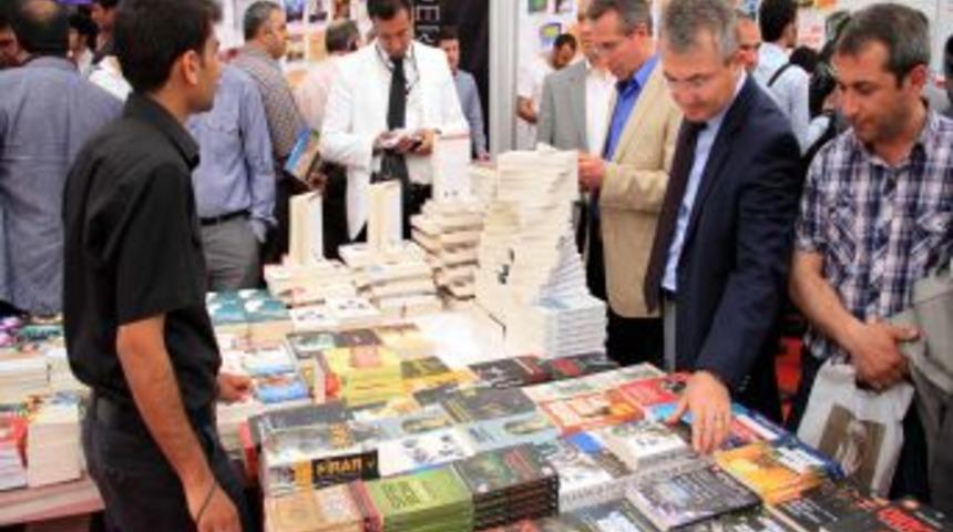 Van'ın Ilk Fuarı, T&uuml;rk&ccedil;e Ve K&uuml;rt&ccedil;e Yayınevlerini Bir Araya Getirdi