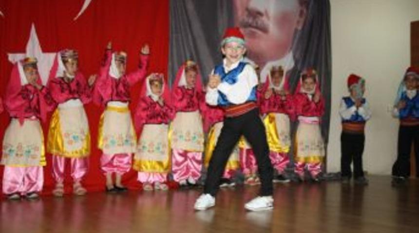 Miniklerin yılsonu g&ouml;sterisi beğeni topladı