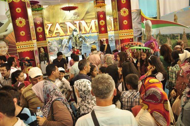 Myanmar Standı Ziyaret&ccedil;i Akınına Uğradı 1