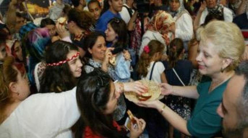 Romanyalı Bakan Pana, K&uuml;lt&uuml;r Ş&ouml;leni&rsquo;nde Pasta Dağıtıp Halay &Ccedil;ekti