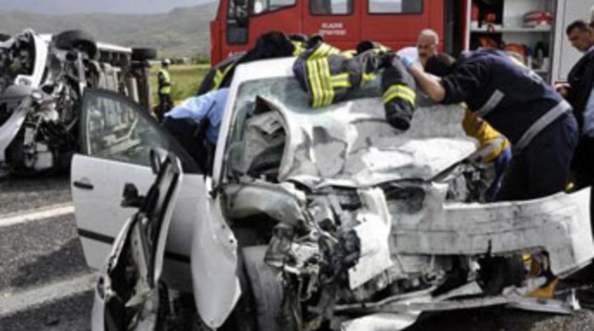 Otoyol hurdalığa d&ouml;nd&uuml;; 2 &ouml;l&uuml;, 9 yaralı