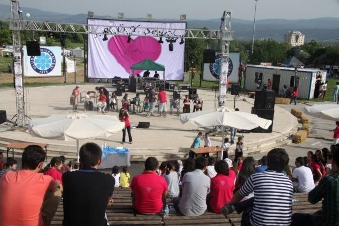 K&ouml;yl&uuml; &Ccedil;ocuklar Pinhani İle Beraber Konser Verdi