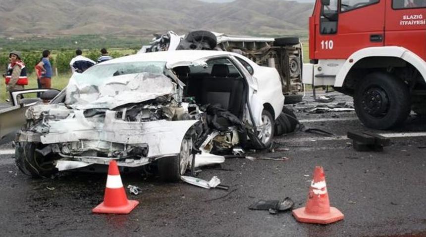 Elazığ'da Trafik Kazası: 2 &Ouml;l&uuml;, 10 Yaralı