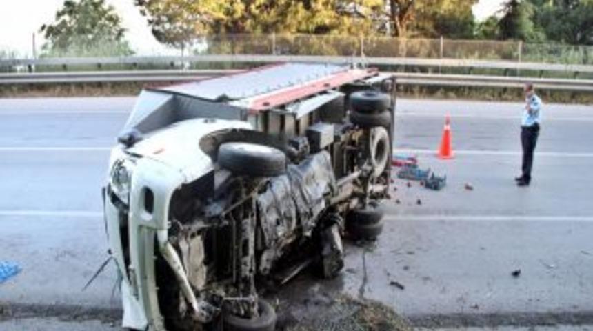 Devrilen Kamyonetin S&uuml;r&uuml;c&uuml;s&uuml; Yaralandı