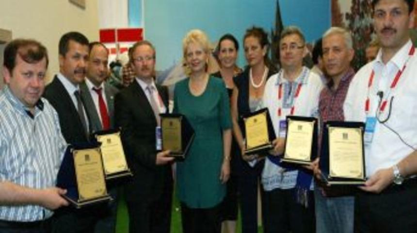 Romanya&rsquo;dan Eğitim G&ouml;n&uuml;ll&uuml;lerine Plaket