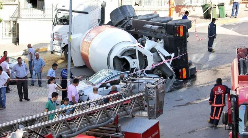 Beton mikseri iki aracın &uuml;st&uuml;ne devrildi