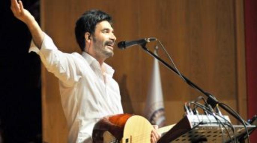 Uğur Işılak Erzurum'da &Uuml;niversitelileri Coşturdu