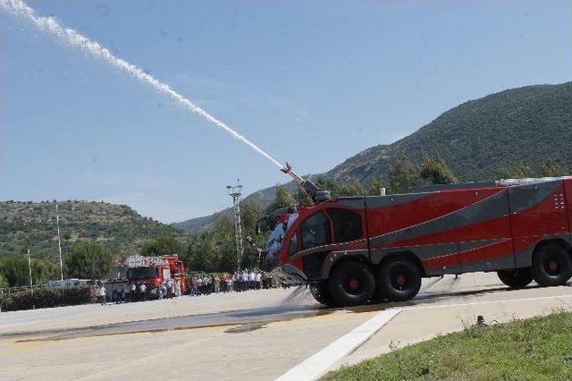 Yerli Uçak Yangın Söndürme Aracı Efes Havaalanı'nda Tanıtıldı