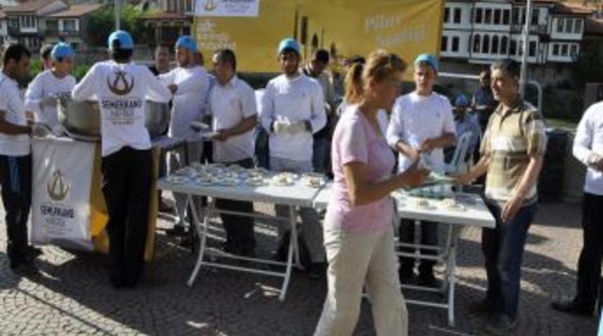 Semerkand Vakfı, Vatandaşlara Etli Pilav Ve Ayran Ikram Etti