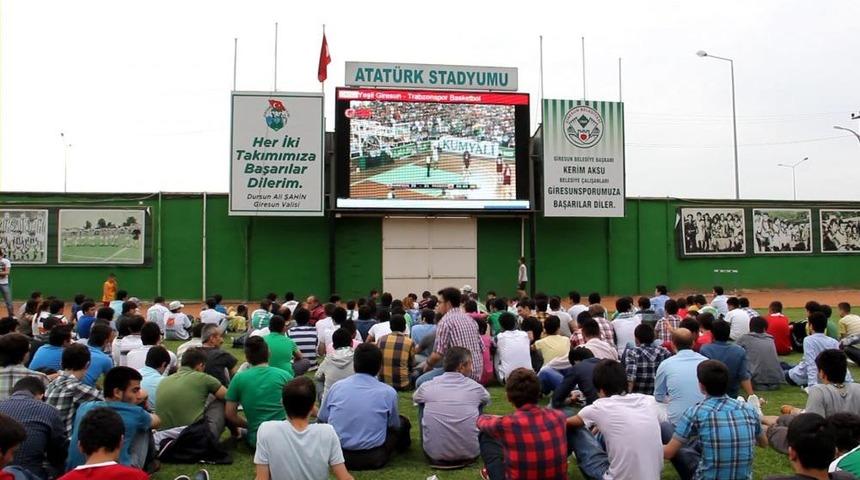 Futbol Stadında Basketbol Keyfi