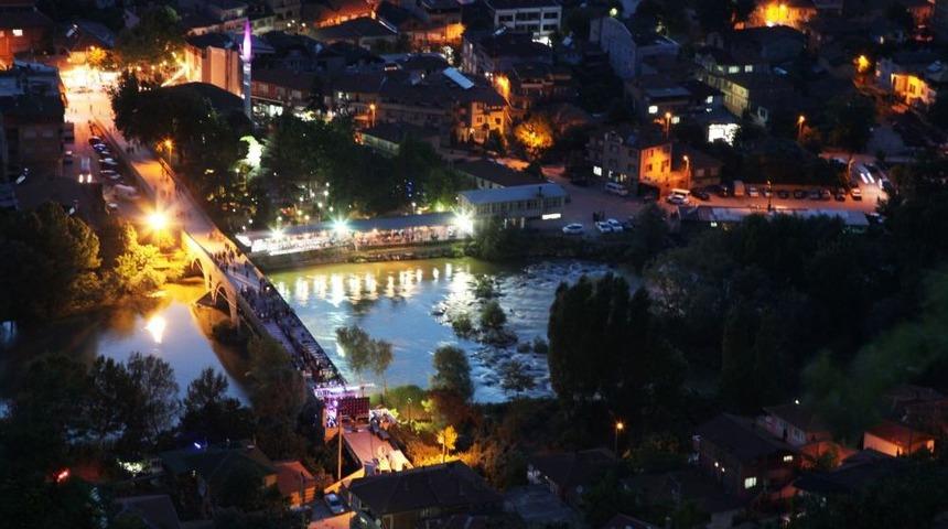 &Uuml;stad, Sakarya Nehri &Uuml;zerinde D&uuml;zenlenen Şiir Akşamıyla Anıldı
