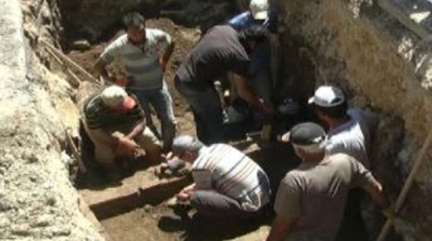 Belediye Kep&ccedil;esi Tarihi Mezara Takıldı