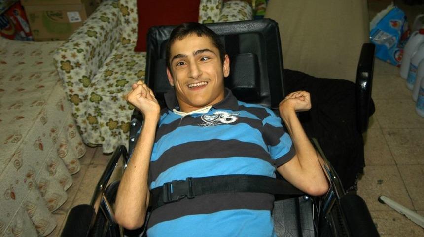 AK Partililer Adanalı Engellinin Y&uuml;z&uuml;n&uuml; G&uuml;ld&uuml;rd&uuml;