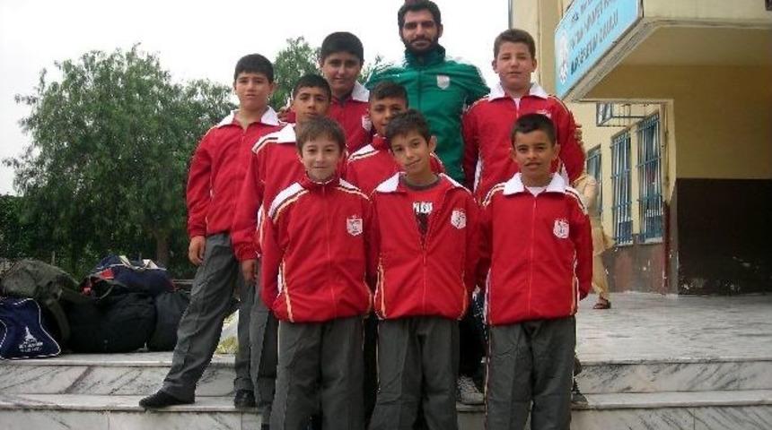 Bayraklılı G&uuml;reş&ccedil;iler Uşak&rsquo;tan Madalyalarla D&ouml;nd&uuml;