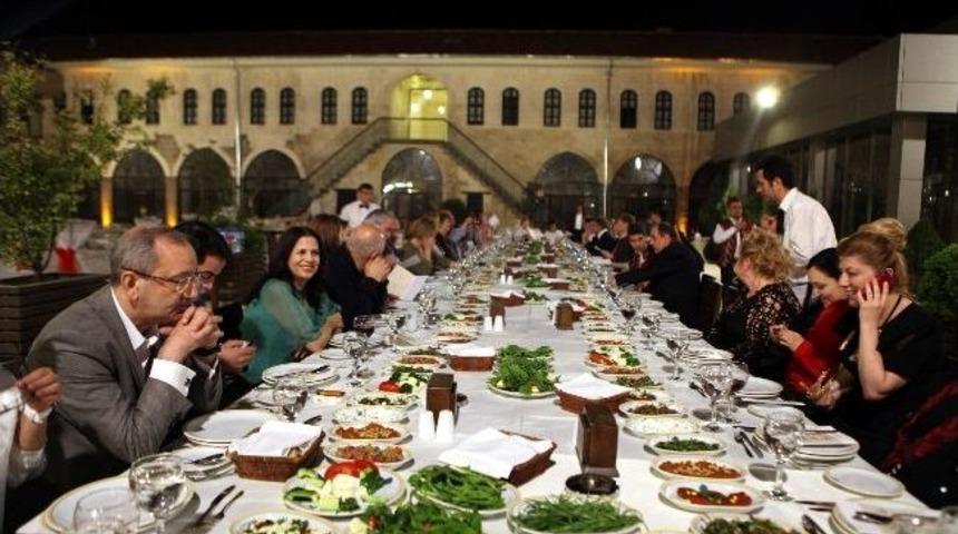 Sahan Şirehan&rsquo;da Yeni D&uuml;nya Ve Sarımsak Kebabı Sezonu