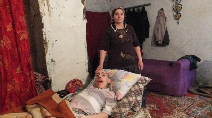 Engelli Gencin Ailesi Yardım Bekliyor