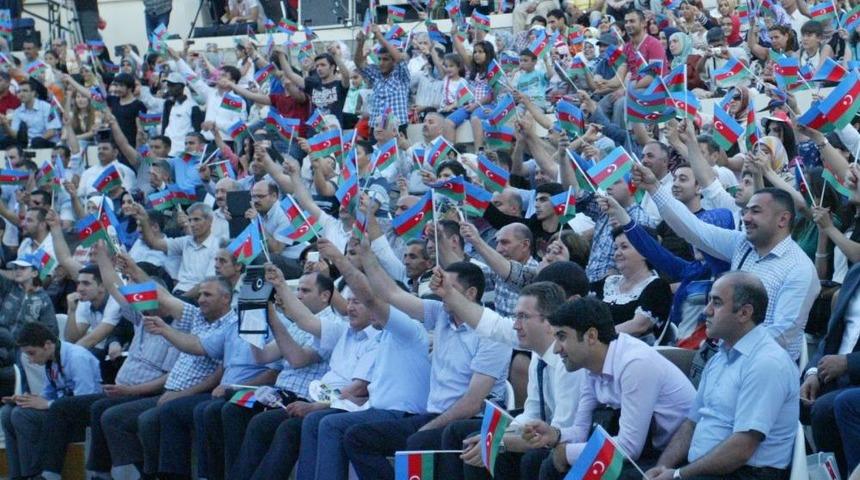 Azerbaycan&rsquo;ın Sahne Sunumu B&uuml;y&uuml;k Ilgi G&ouml;rd&uuml;