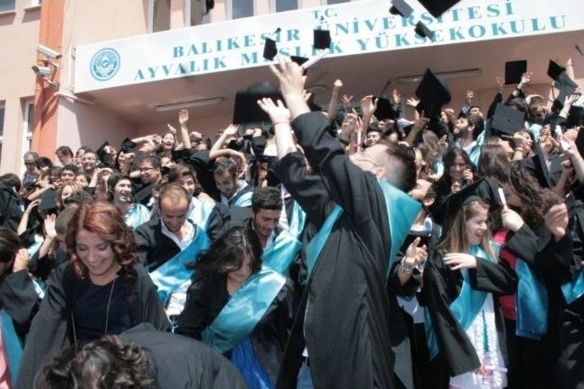 Ayvalık Myo&rsquo;da Mezuniyet Heyecanı