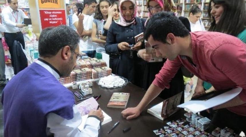 Yazar Sinan Yağmur, Yeni Kitabının İlk İmzasını Malatya&rsquo;da Attı