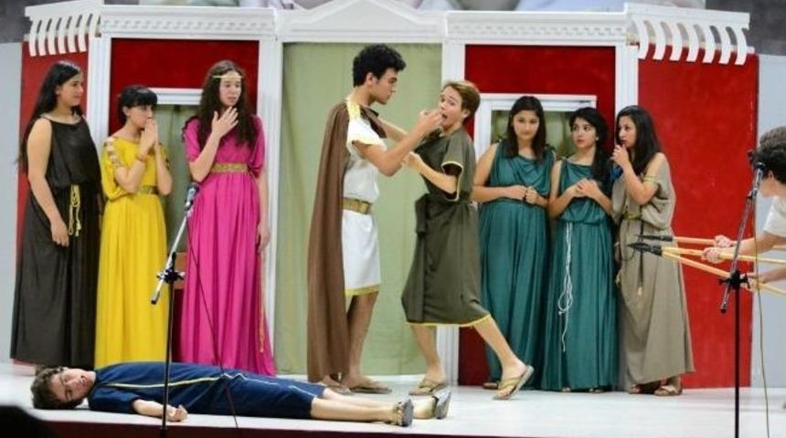 Liselilerin Oyunu Ayakta Alkışlandı