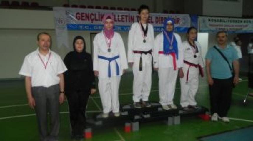 Nakıboğlu&rsquo;nun Sporcuları Teakwondoda 5 Madalya Aldı