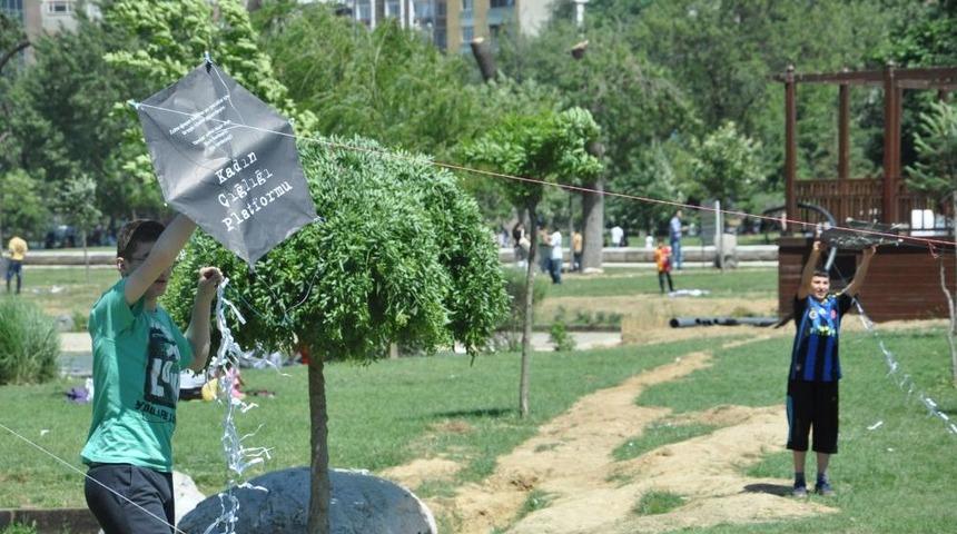 Suriyeli Kadınlar I&ccedil;in Siyah U&ccedil;urtma U&ccedil;urdular