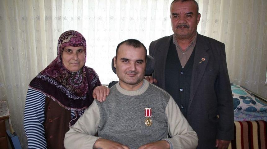 &Ccedil;atışmada Fel&ccedil; Olan Gazi Oğluna 12 Yıldır Bebek Gibi Bakıyor