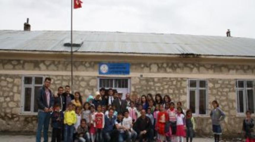 K&ouml;y Okuluna K&uuml;t&uuml;phane Kurdular