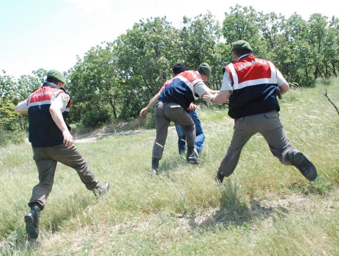 Ka&ccedil;aklar Sınırı Ge&ccedil;emeden Jandarmaya Yakalandı
