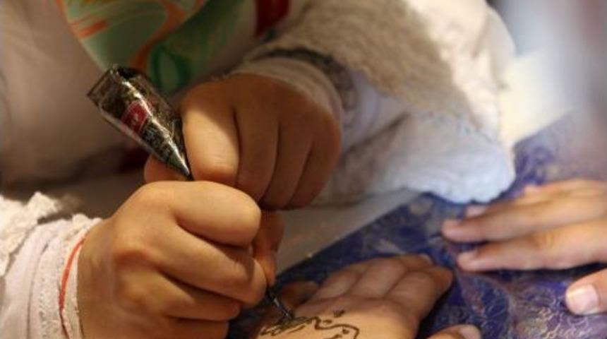 Afrika Usul&uuml; Sa&ccedil; &Ouml;rme Ve Kına Kadınların Ilgi Odağı Oldu