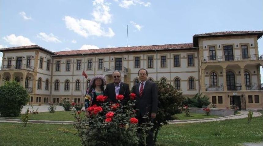 Tayvanlı B&uuml;y&uuml;kel&ccedil;i'den &Ccedil;orum M&uuml;zesi&rsquo;nde Hatıra Fotoğrafı