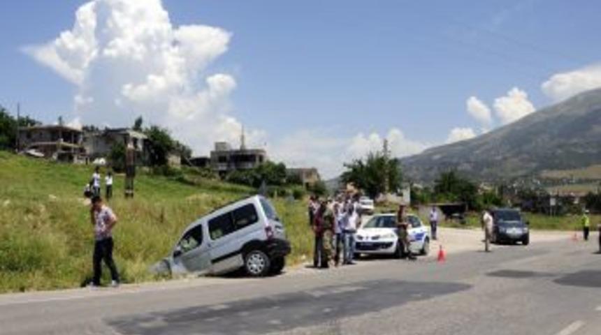 D&uuml;ğ&uuml;ne Giden Aile Kaza Yaptı: 7 Yaralı