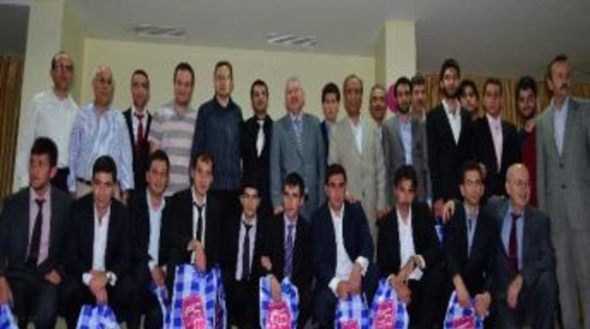 Konya&rsquo;da &Uuml;niversite &Ouml;ğrencilerinin Mezuniyet Gecesi