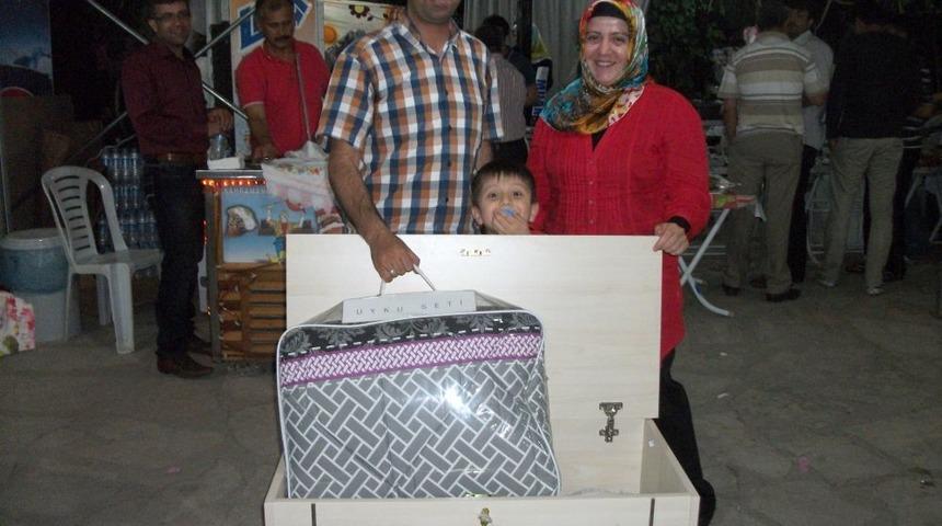 Hayır Yarışında Eşine Sandığını Sattı