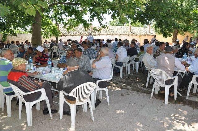 Karako&ccedil; K&ouml;y&uuml;&rsquo;nde Eller, Yağmur İ&ccedil;in Duaya Kalktı 1
