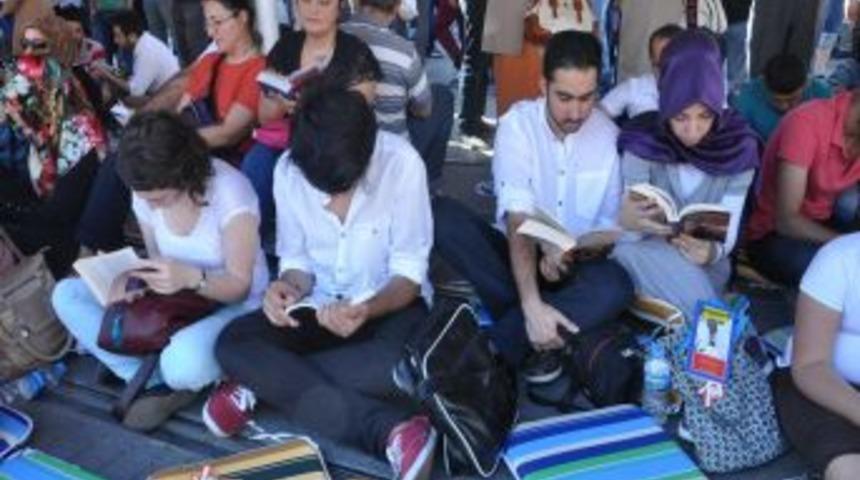 İstiklal Caddesi'nde Okumaya &Ccedil;ıktılar