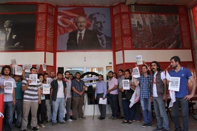 CHP’li gençler, CHP’yi protesto etti