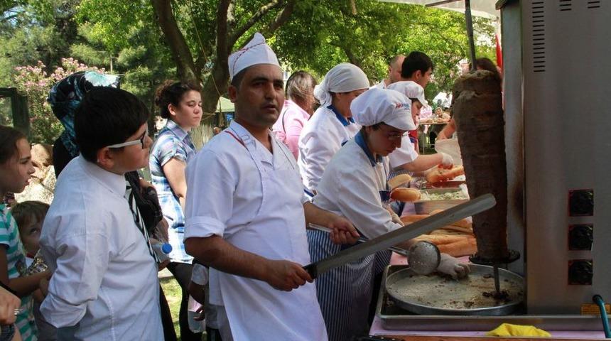 Huzurevindeki Kermes Hem Eğlendirdi Hem Destek Sağladı