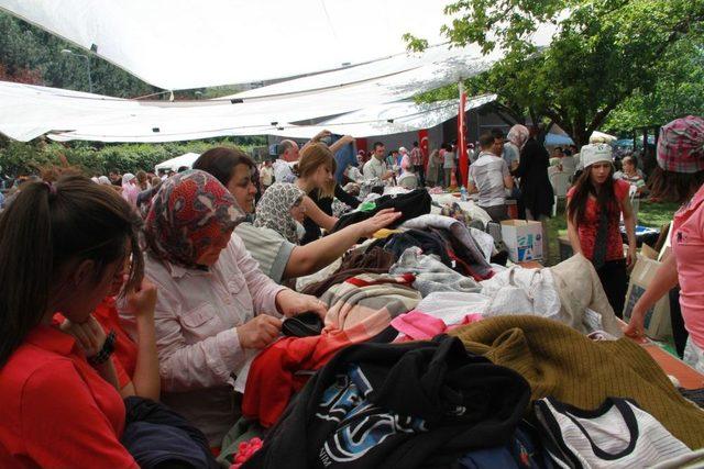 Huzurevindeki Kermes Hem Eğlendirdi Hem Destek Sağladı