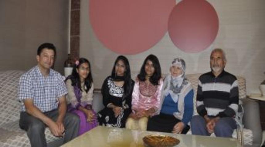 3 Evladını Yurtdışına G&ouml;nderen Hafize Anne, Manevi Kızlarıyla Tanıştı