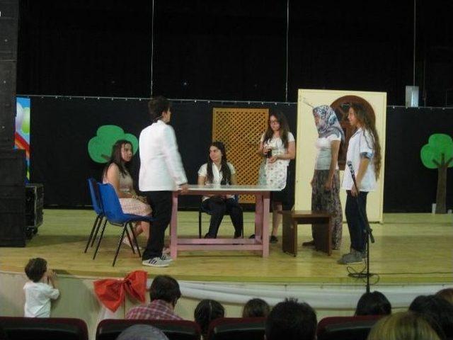 D&uuml;nya Koleji&rsquo;nde Coşkulu Eğitim Yılı Sonu Kutlaması 2