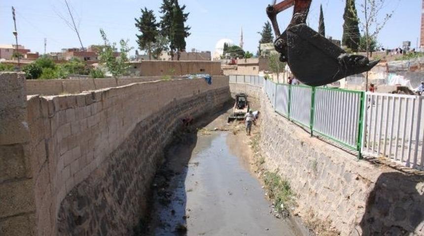 Ceylanpınar Belediyesi Antep Deresini Temizledi