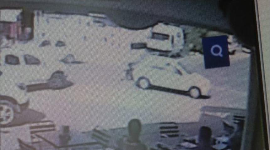 Motosikletli Hareket Halindeki Araca &Ccedil;arptı; 1 Kişi Yaralandı