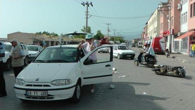 Motosikletli Hareket Halindeki Araca Çarptı; 1 Kişi Yaralandı