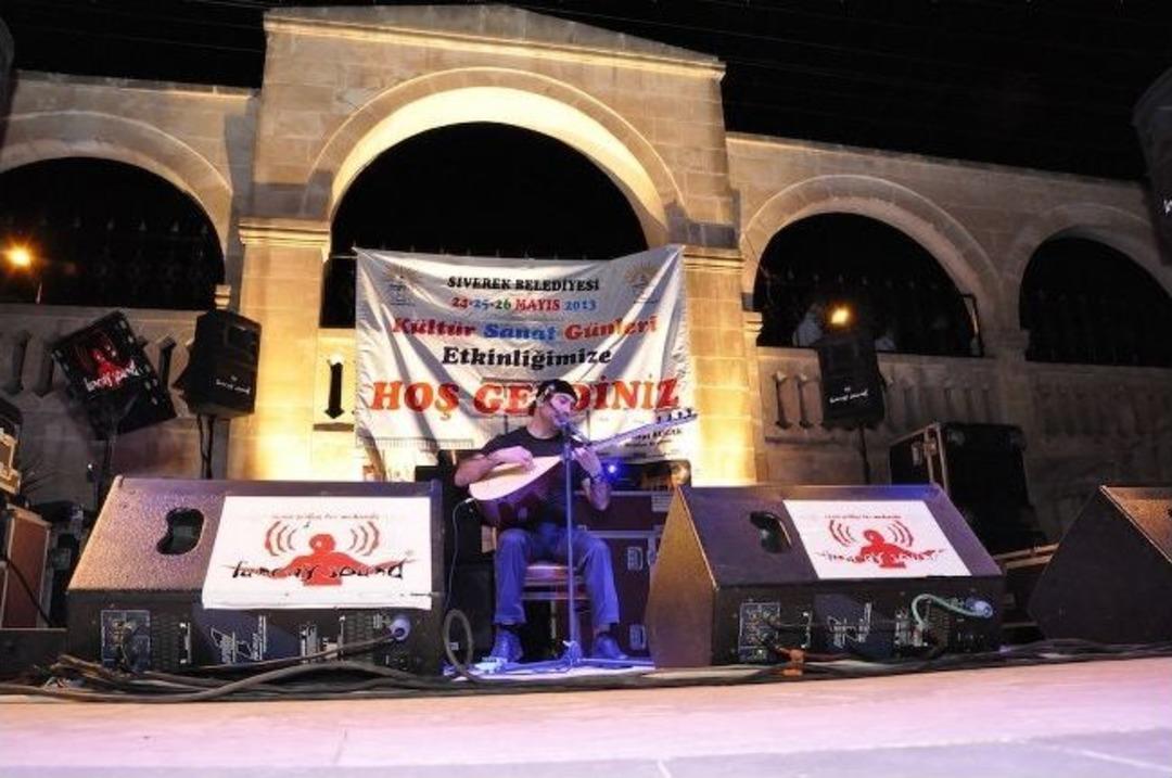 Siverek K&uuml;lt&uuml;r Sanat G&uuml;nleri Final'inde Hozan Beşir Konser Verdi