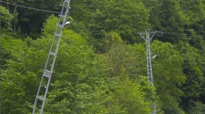 Yan Yatan Elektrik Direği &Ccedil;evreyi Tedirgin Ediyor